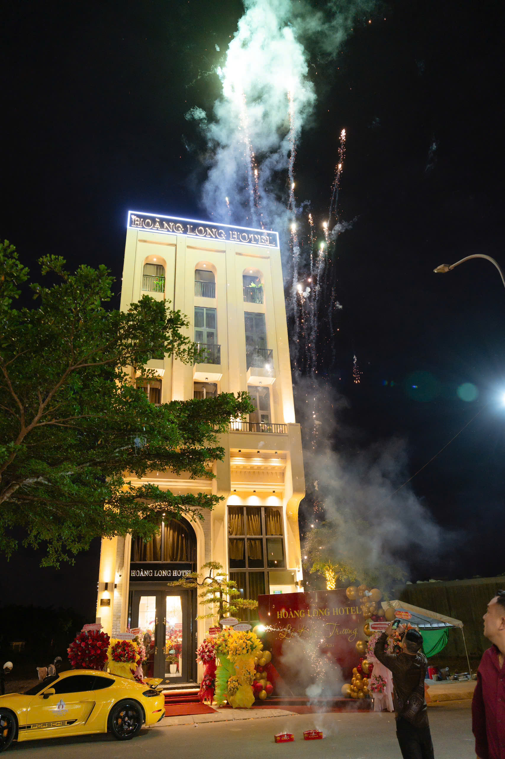 KHÁCH SẠN HOÀNG LONG